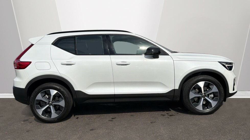 Volvo XC40 Plus White #3