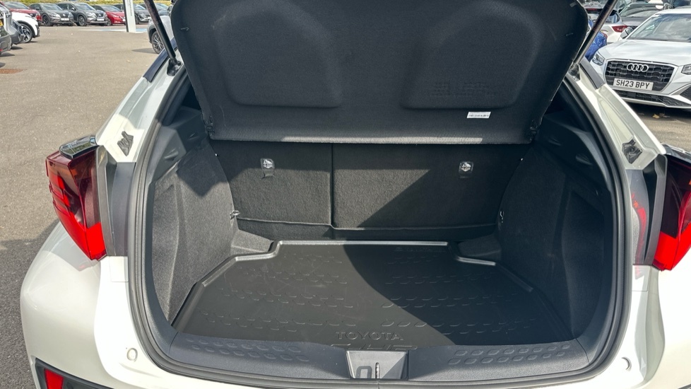 Toyota C-Hr Dynamic White #4