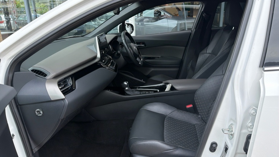 Toyota C-Hr Excel LV72RVF White #5