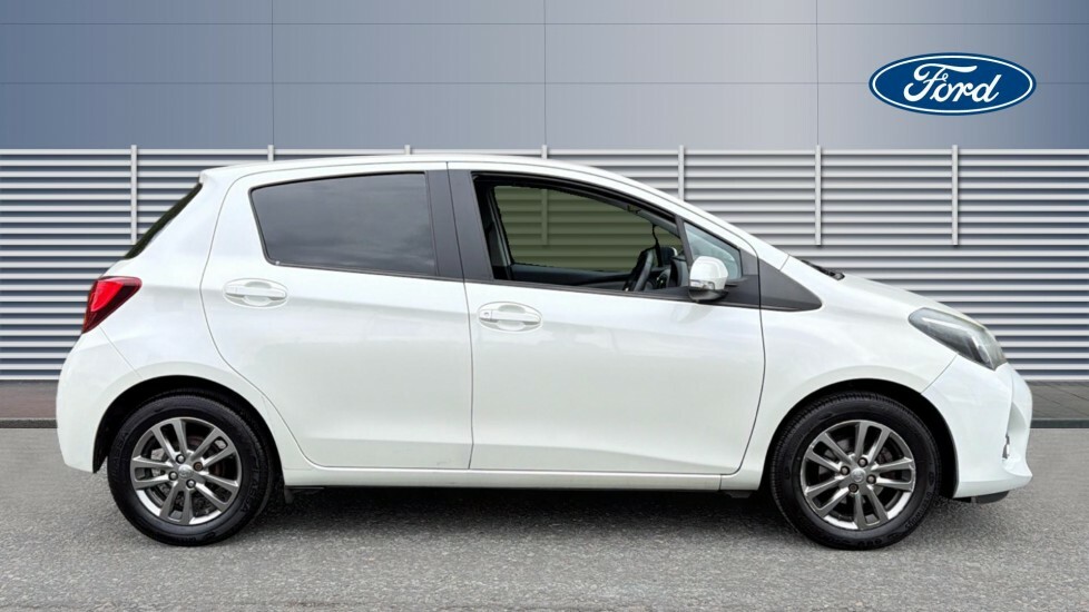 Toyota Yaris Icon White #5