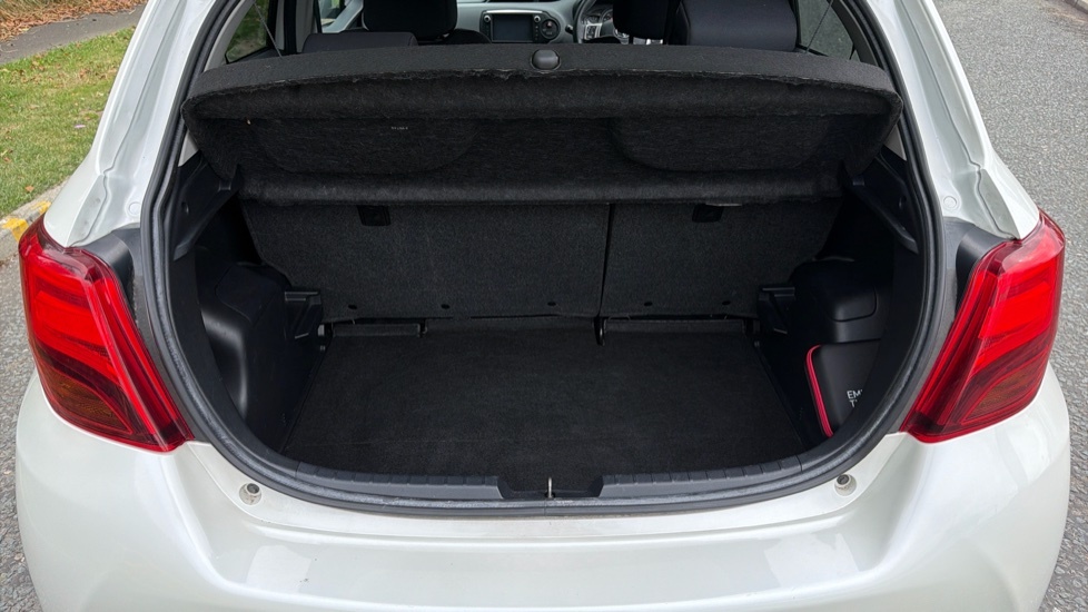 Toyota Yaris Icon White #4