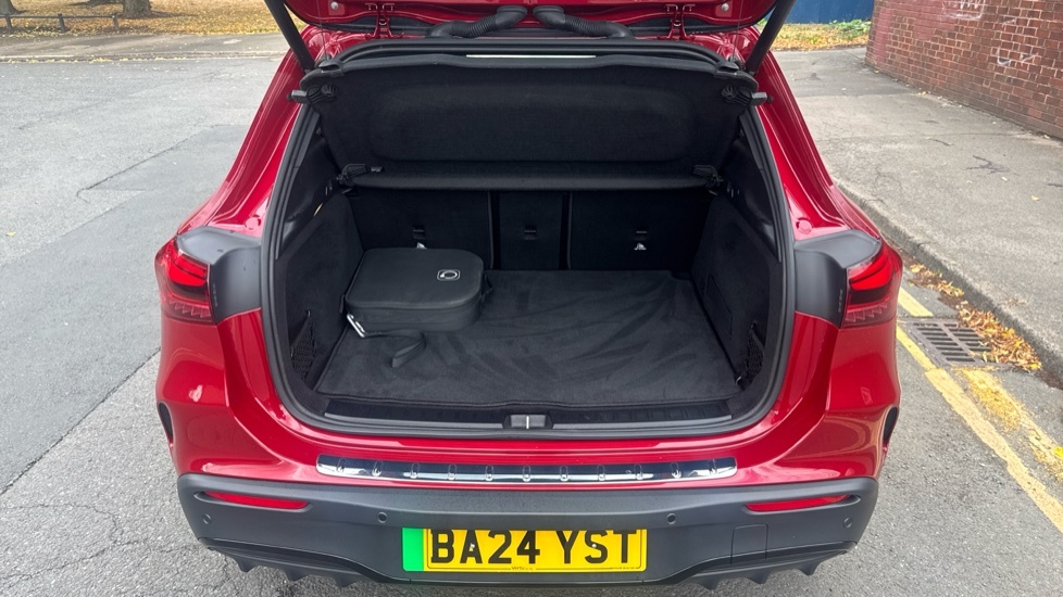 Mercedes-Benz EQA Amg Line Red #4