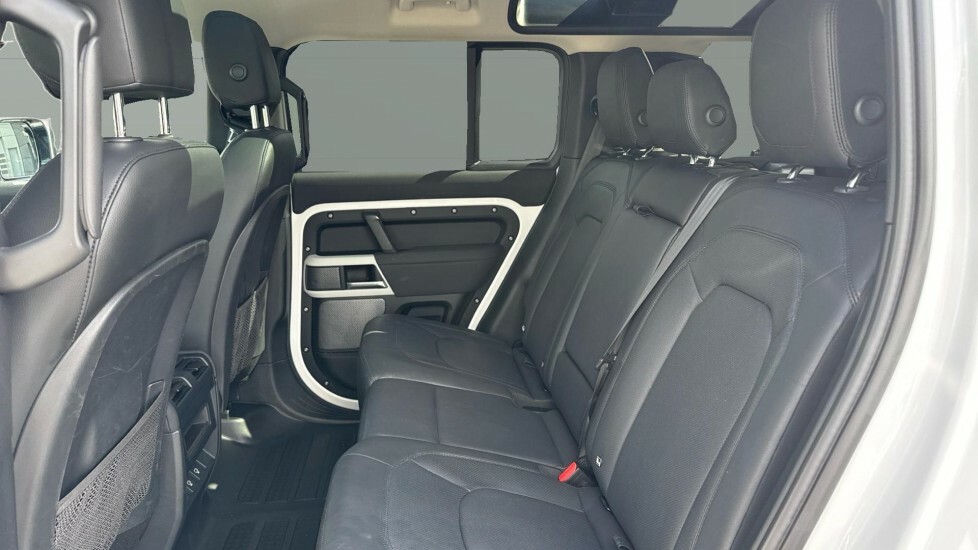 Land Rover Defender Se White #4