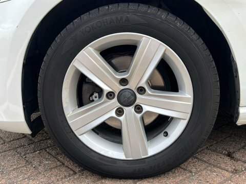 Volkswagen Golf 1.6 Tdi Bluemotion White #6