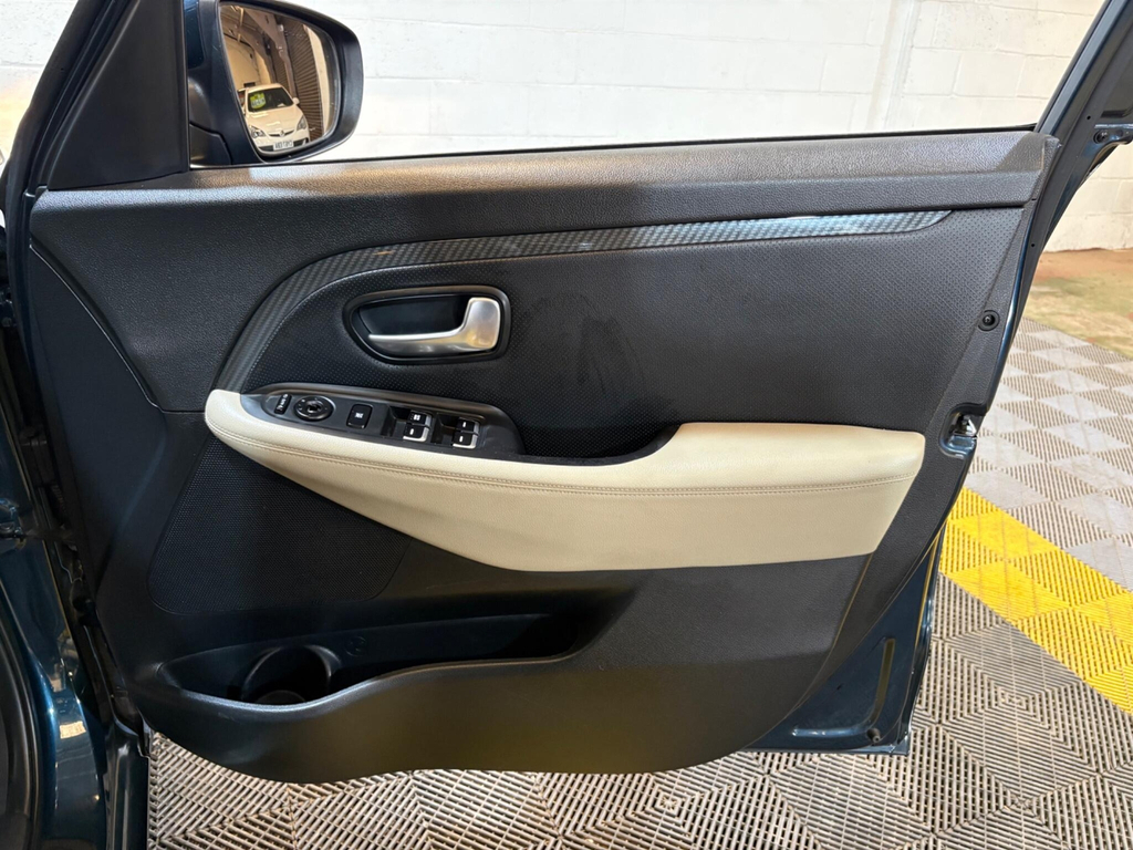 Kia Carens 4 Silver #39