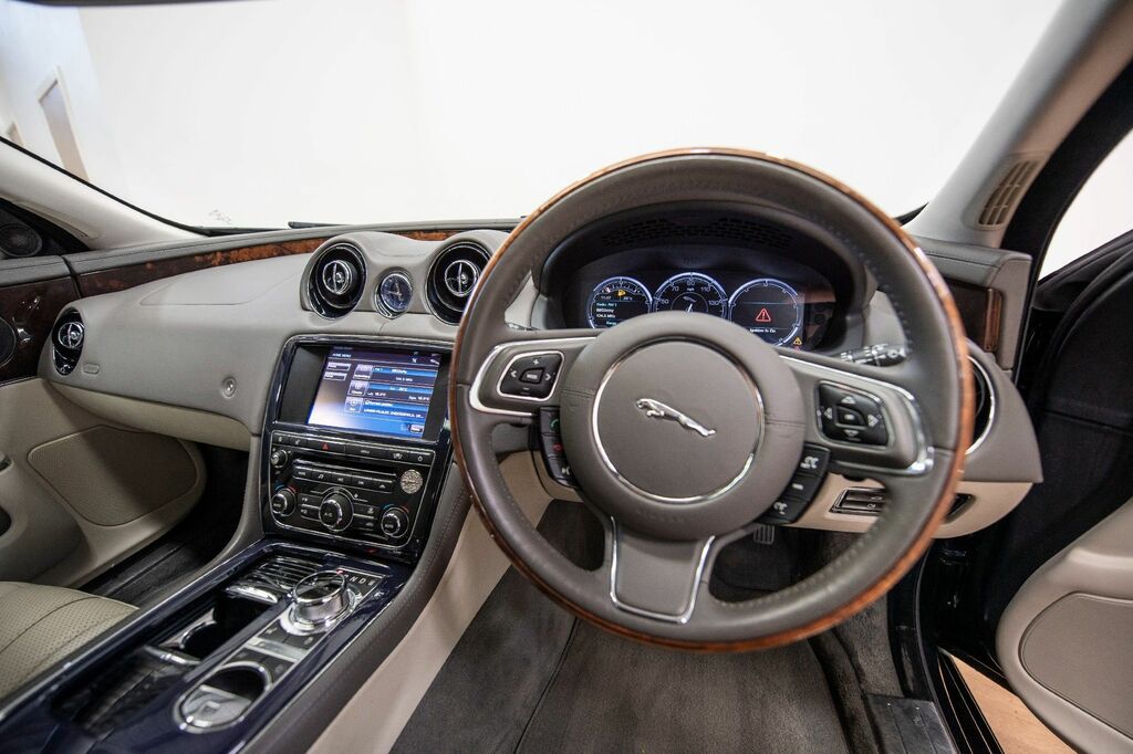 Jaguar XJ Gold #18