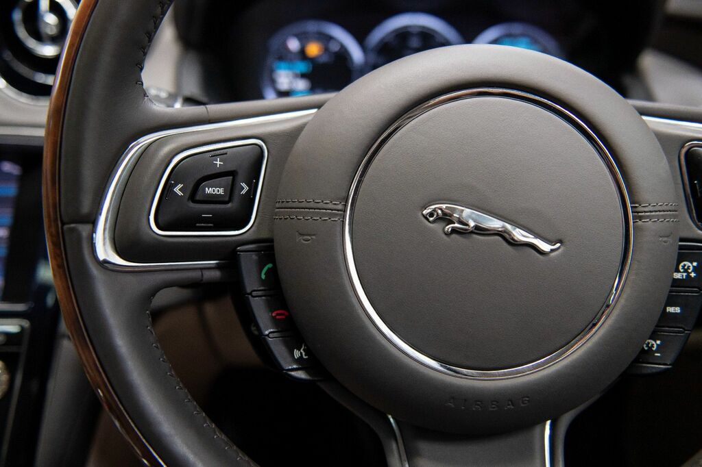 Jaguar XJ Gold #26