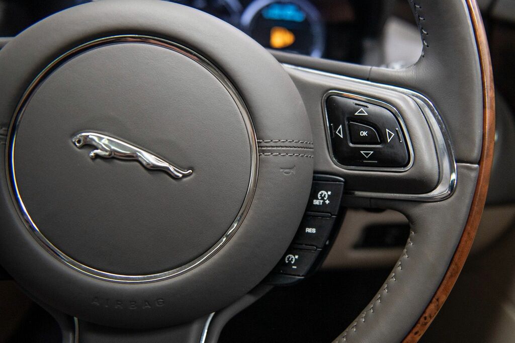 Jaguar XJ Gold #12