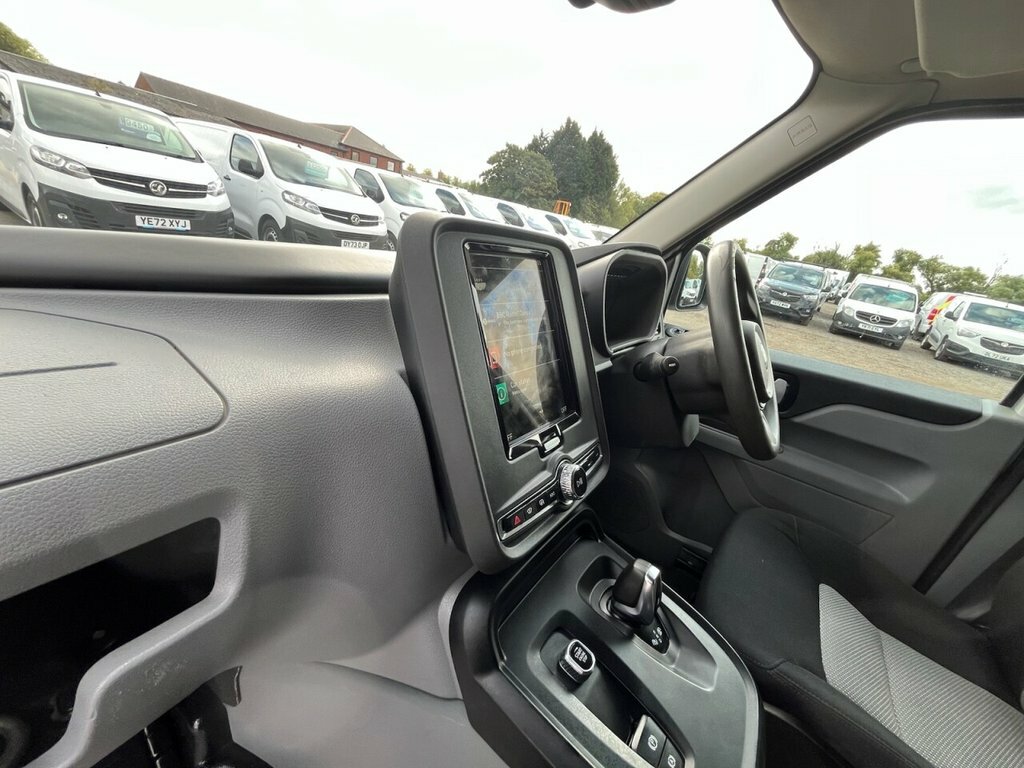 LEVC VN5 Mpv White #29