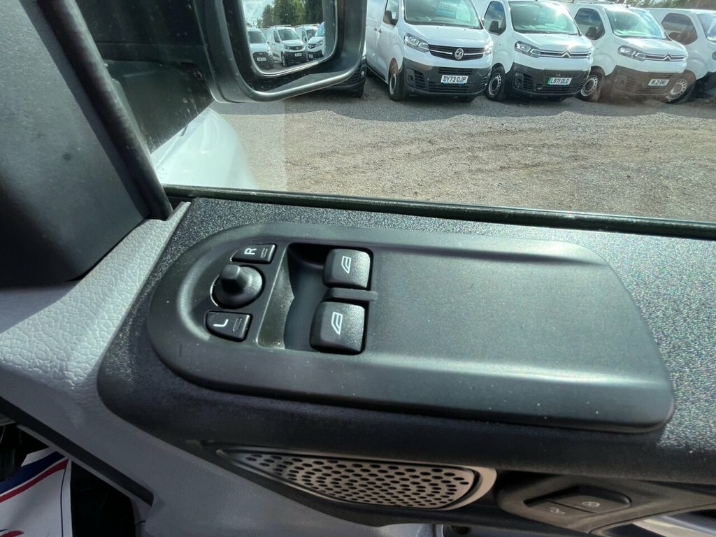 LEVC VN5 Mpv White #31