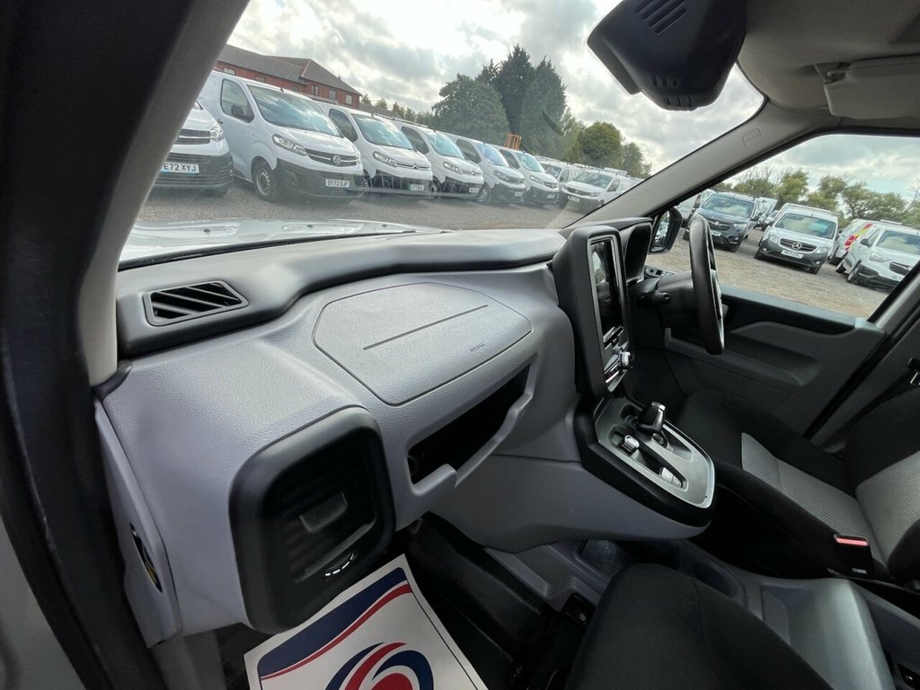 LEVC VN5 Mpv White #23