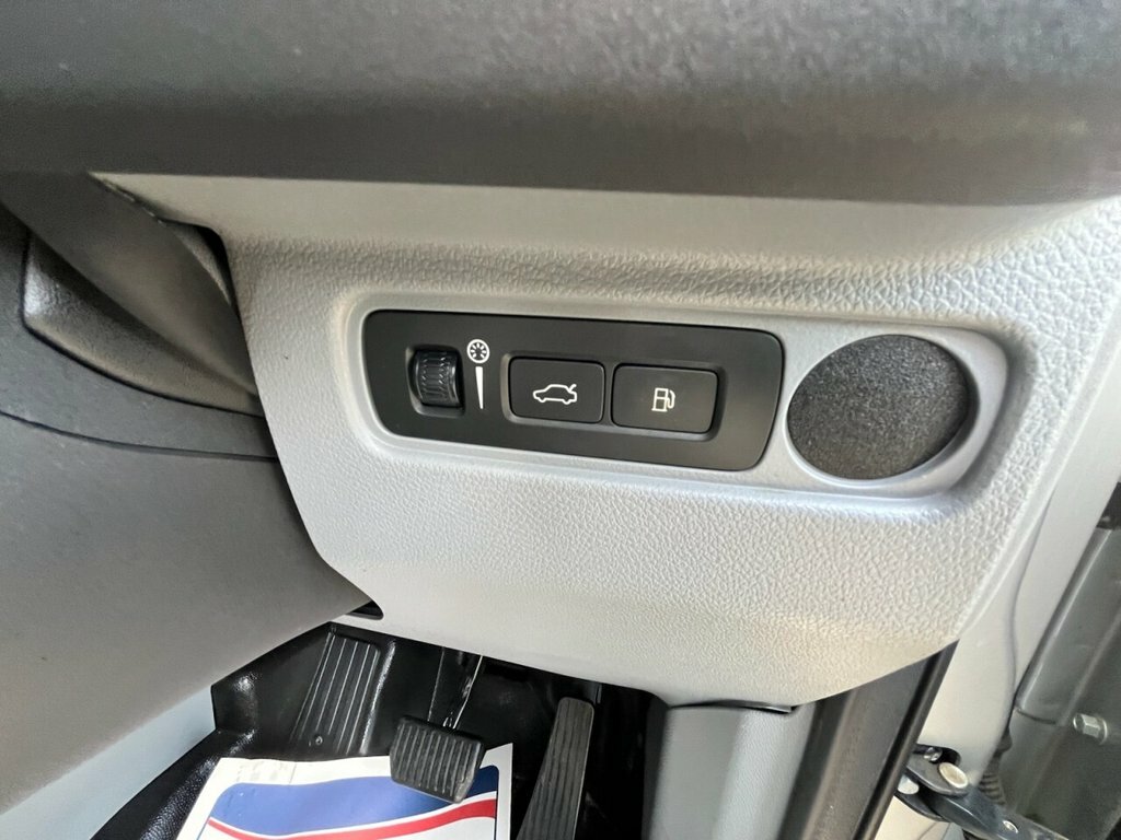 LEVC VN5 Mpv White #30