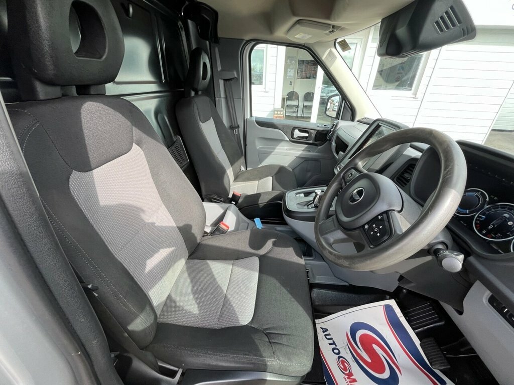 LEVC VN5 Mpv White #32