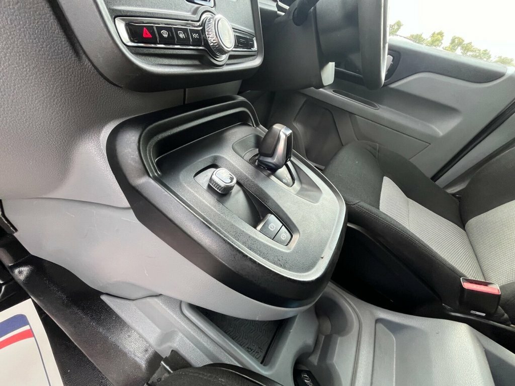 LEVC VN5 Mpv White #26