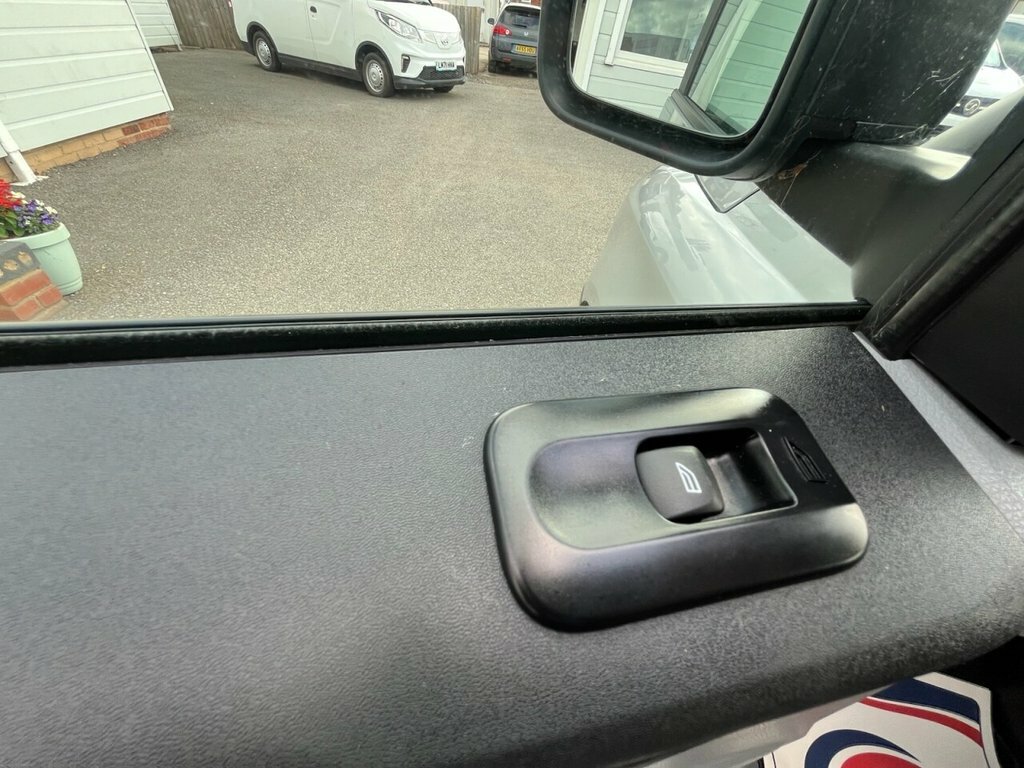 LEVC VN5 Mpv White #21
