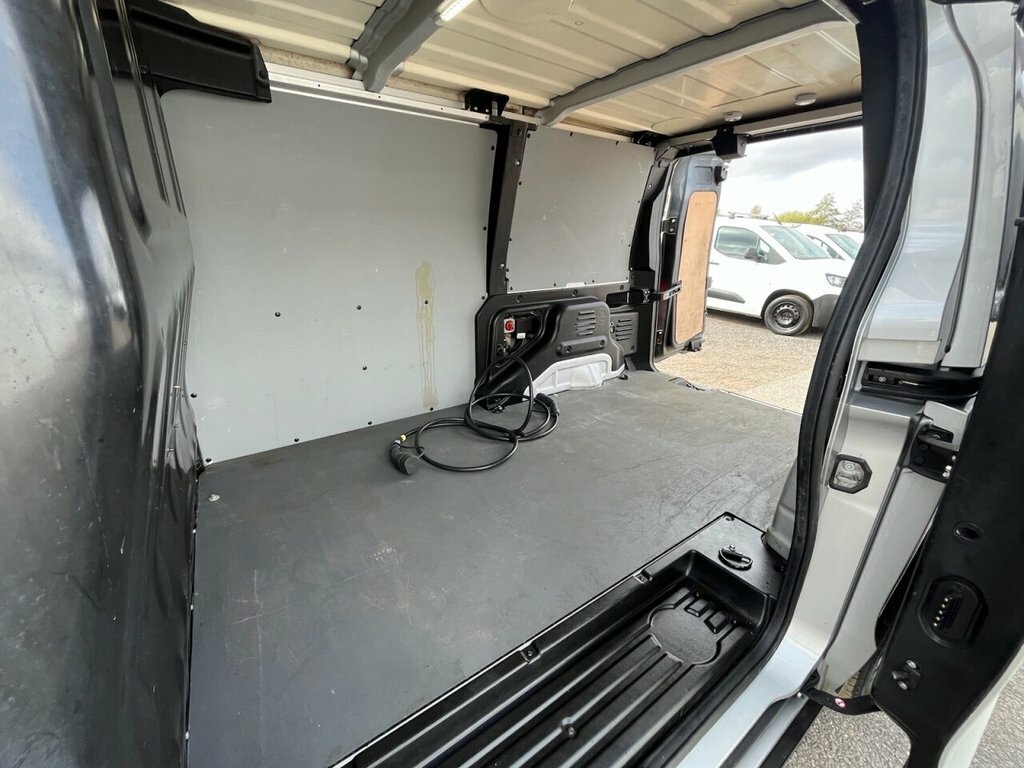 LEVC VN5 Mpv White #13
