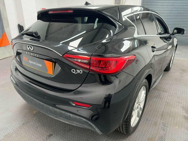 Infiniti Q30 1.5D Business Executive Hatchback Manua AG04ACG Black #5