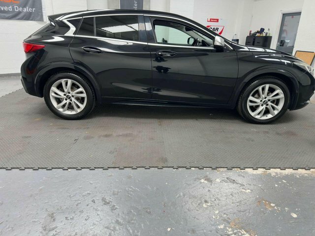 Infiniti Q30 1.5D Business Executive Hatchback Manua AG04ACG Black #6