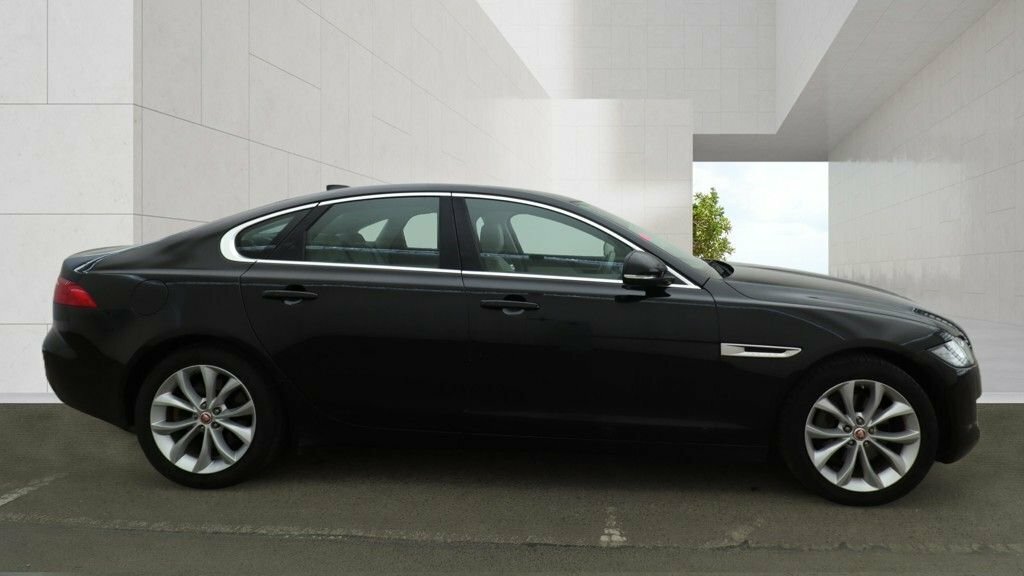 Jaguar XF 2L Portfolio Black #5