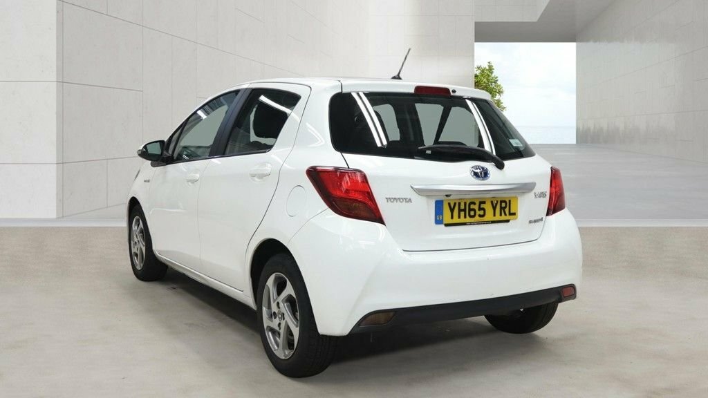 Toyota Yaris 1.5L Icon White #3