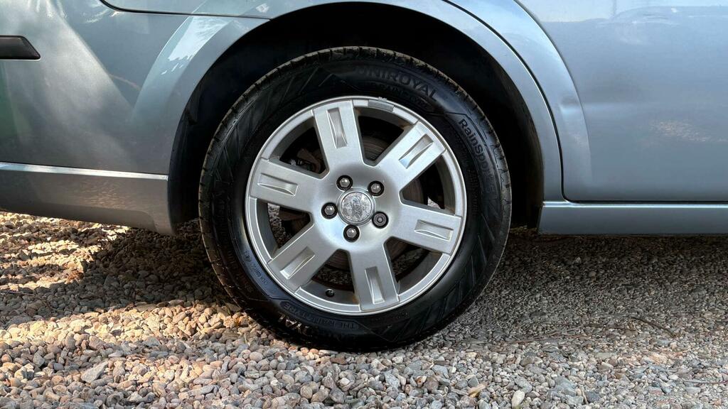 Ford Mondeo Hatchback Silver #28