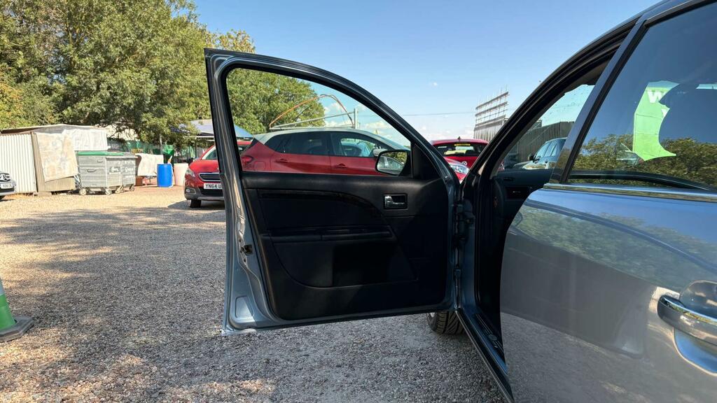 Ford Mondeo Hatchback Silver #29