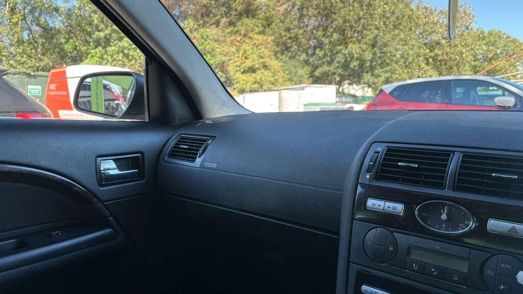 Ford Mondeo Hatchback Silver #26