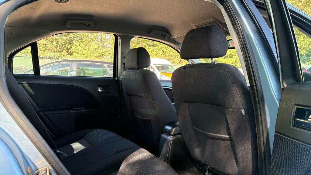 Ford Mondeo Hatchback Silver #8