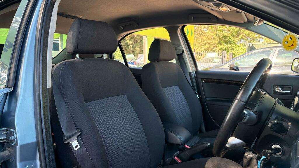 Ford Mondeo Hatchback Silver #7