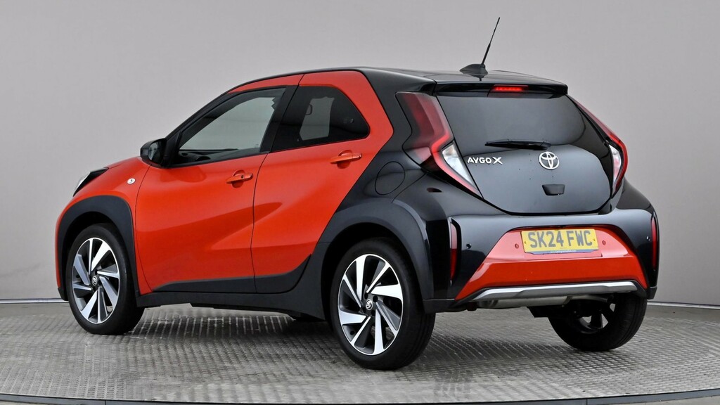 Toyota Aygo X 1.0 Vvt-i Exclusive Red #4