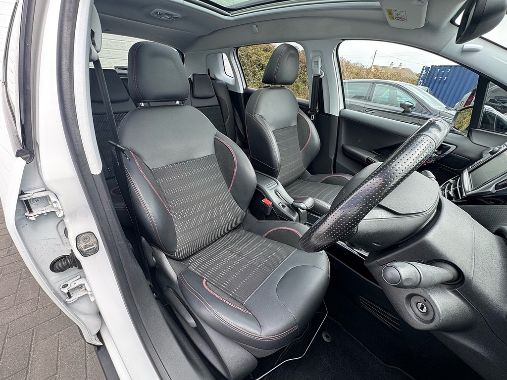 Peugeot 2008 Puretech Gt Line WK68XVS White #4