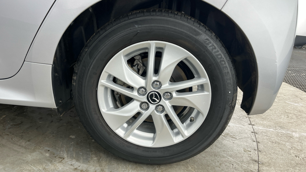 Mazda 2 Se-l White #22