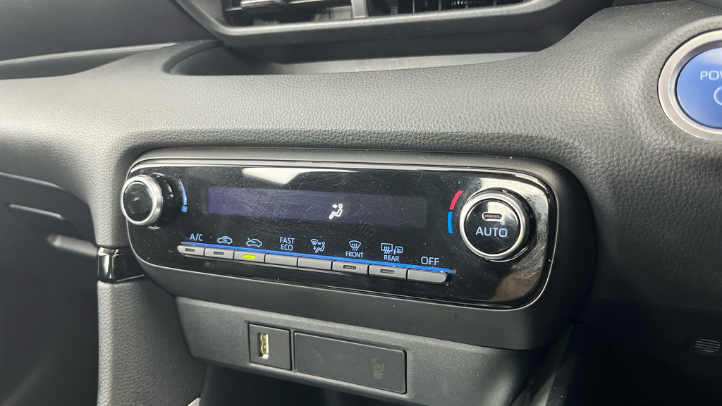 Mazda 2 Se-l White #16