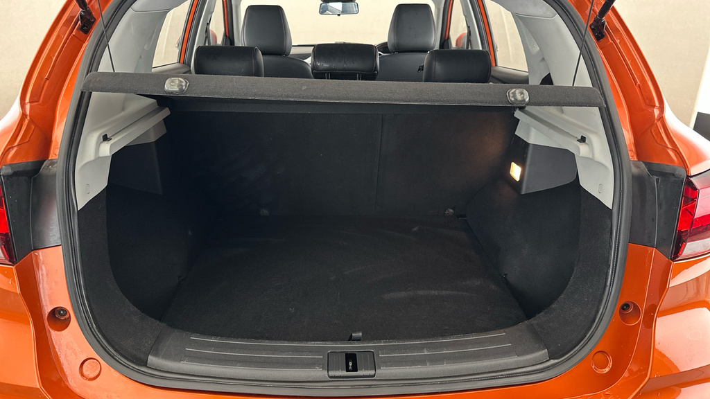 MG ZS Se Long Range Black #18
