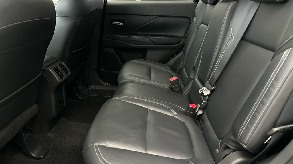 Mitsubishi Outlander Dynamic White #19