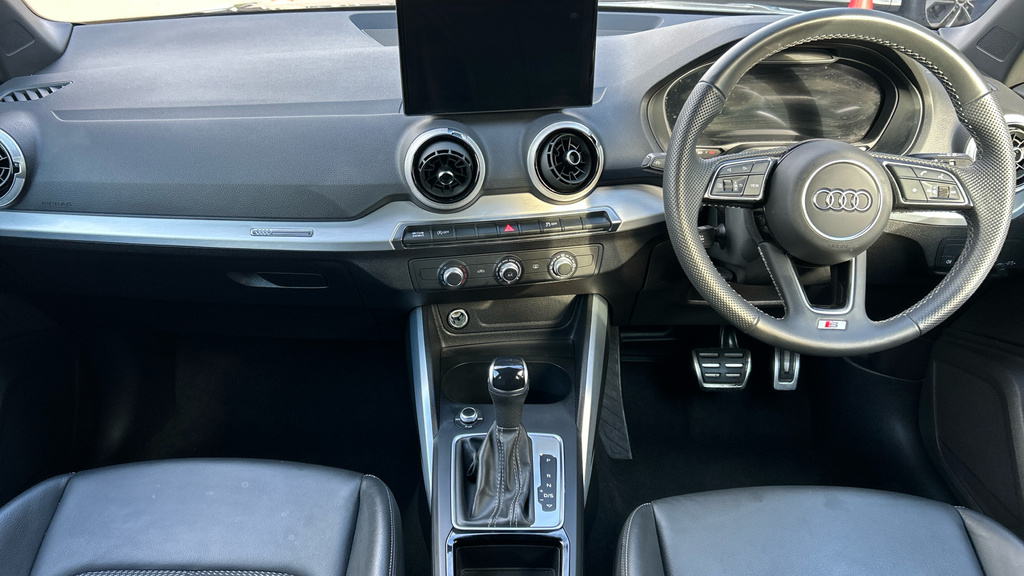 Audi Q2 Black Edition Black #11
