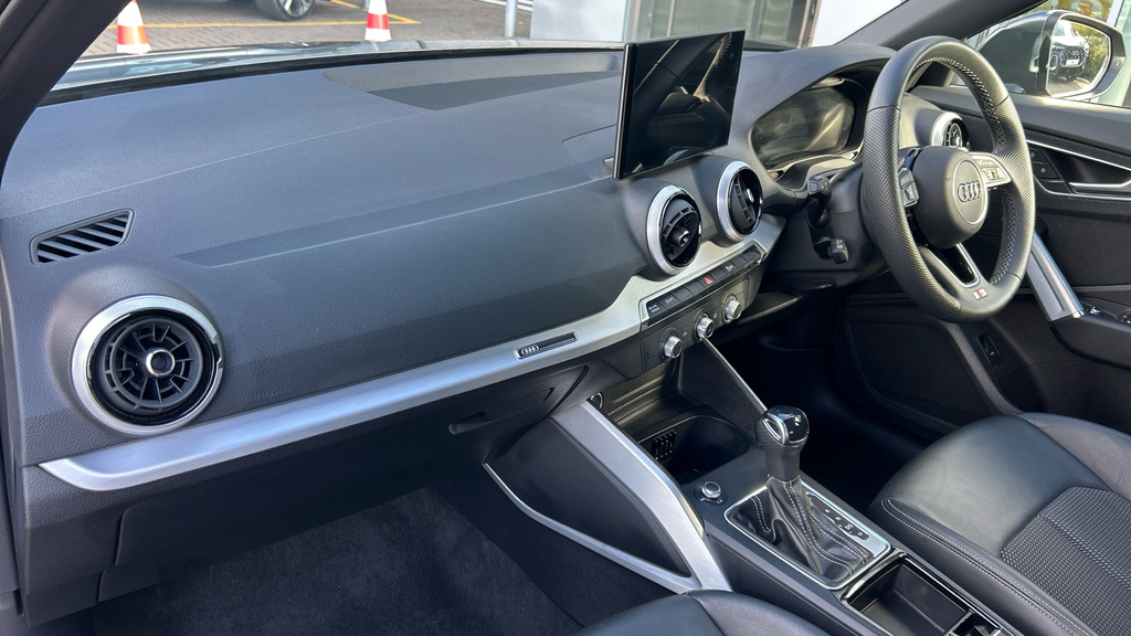 Audi Q2 Black Edition Black #10