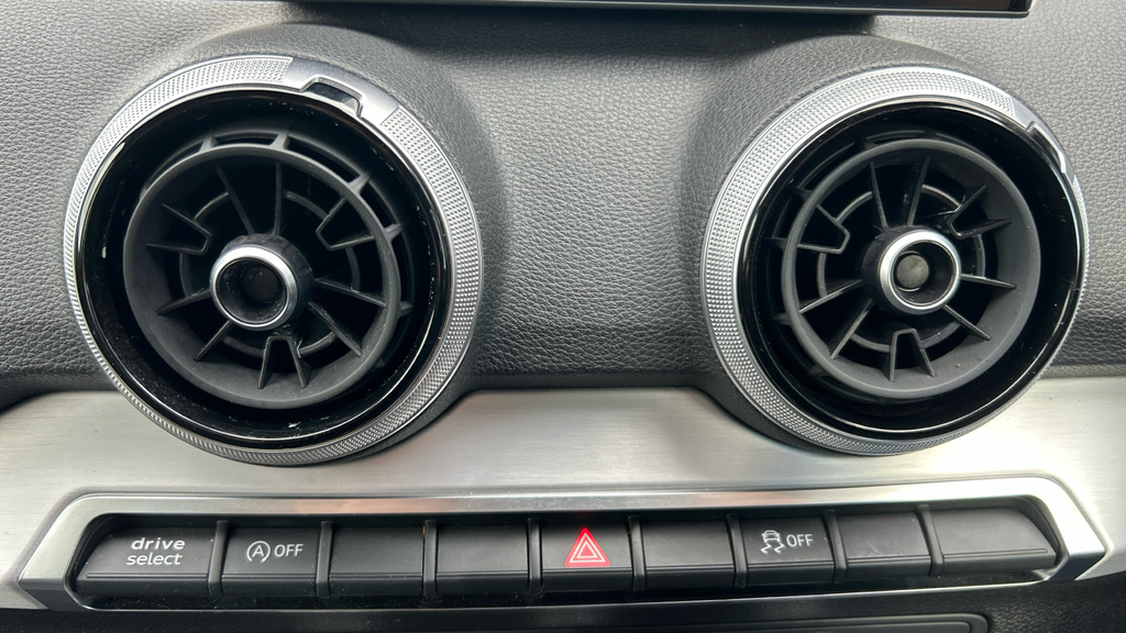 Audi Q2 Black Edition Black #21