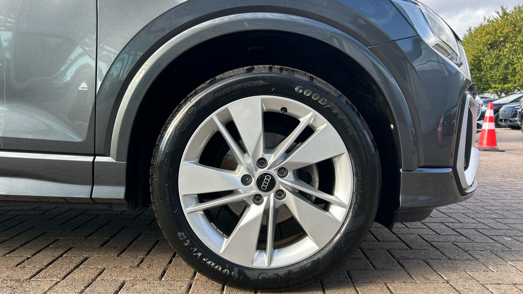 Audi Q2 Black Edition Black #17