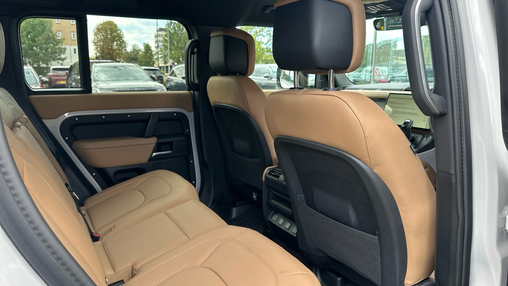 Land Rover Defender Octa  #41