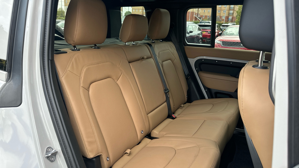 Land Rover Defender Octa  #43