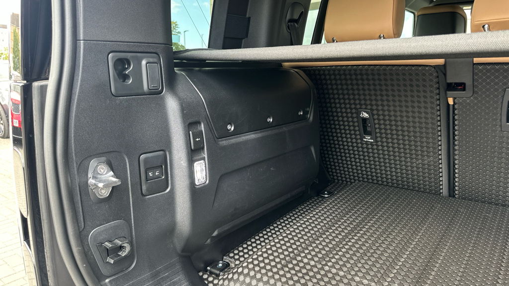 Land Rover Defender Octa  #31