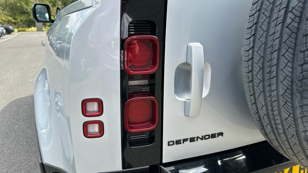 Land Rover Defender Ariya Evolve Green #30