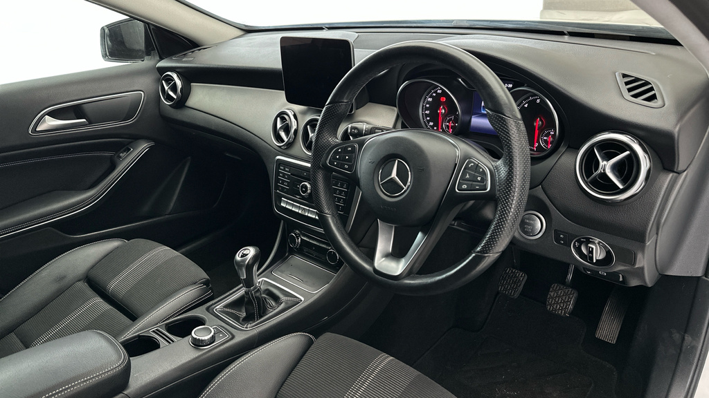 Mercedes-Benz GLA Class Gla 220 Amg Line Premium D 4Matic Grey #9