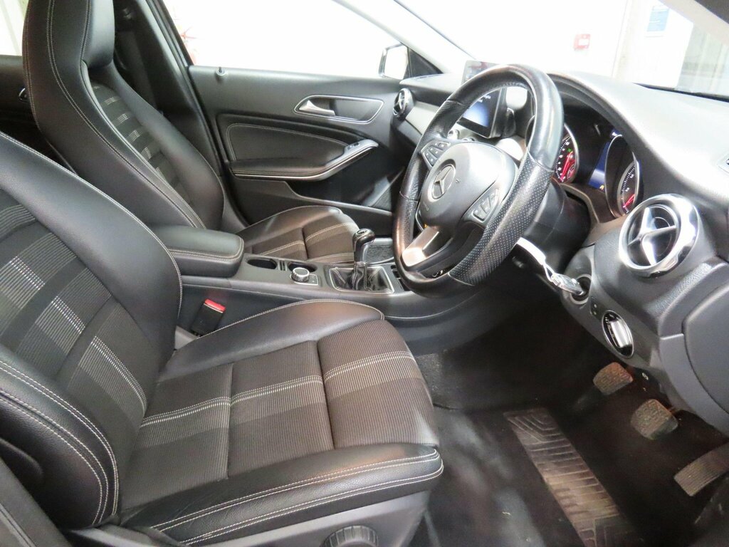 Mercedes-Benz GLA Class 1.6 Gla180 Urban Edition Euro 6 Ss Black #2