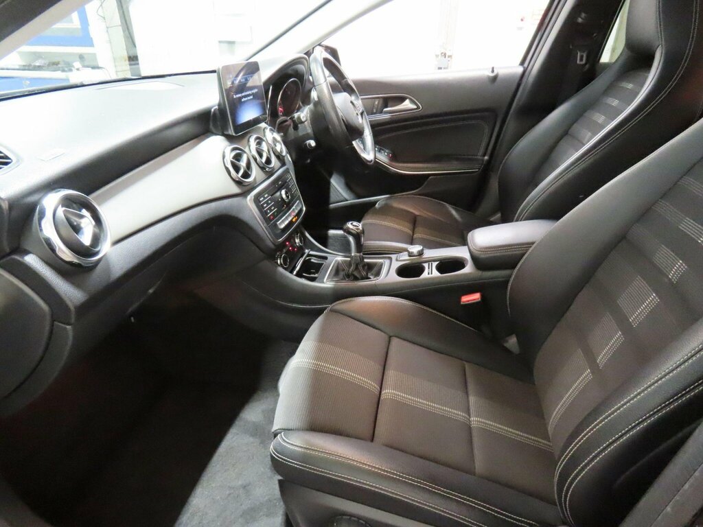 Mercedes-Benz GLA Class 1.6 Gla180 Urban Edition Euro 6 Ss Black #4