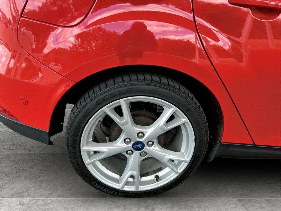 Ford Focus 1L Titanium X ET17OWB Red #4