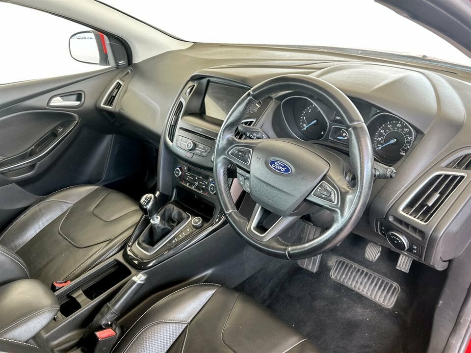 Ford Focus 1L Titanium X ET17OWB Red #5
