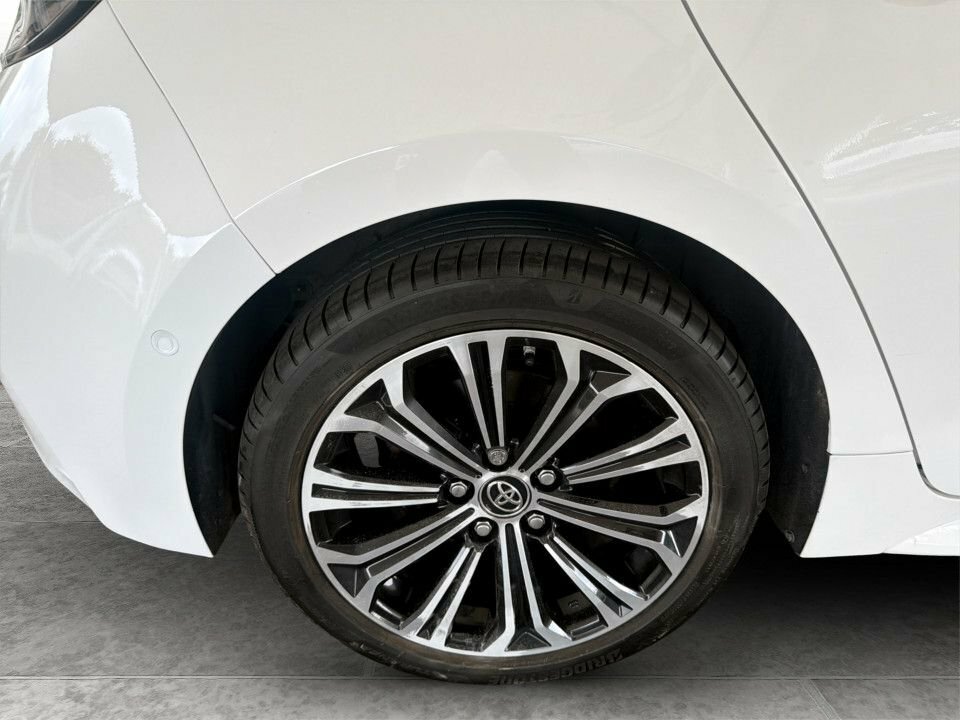 Toyota Corolla 2L Design FD69VBN White #4