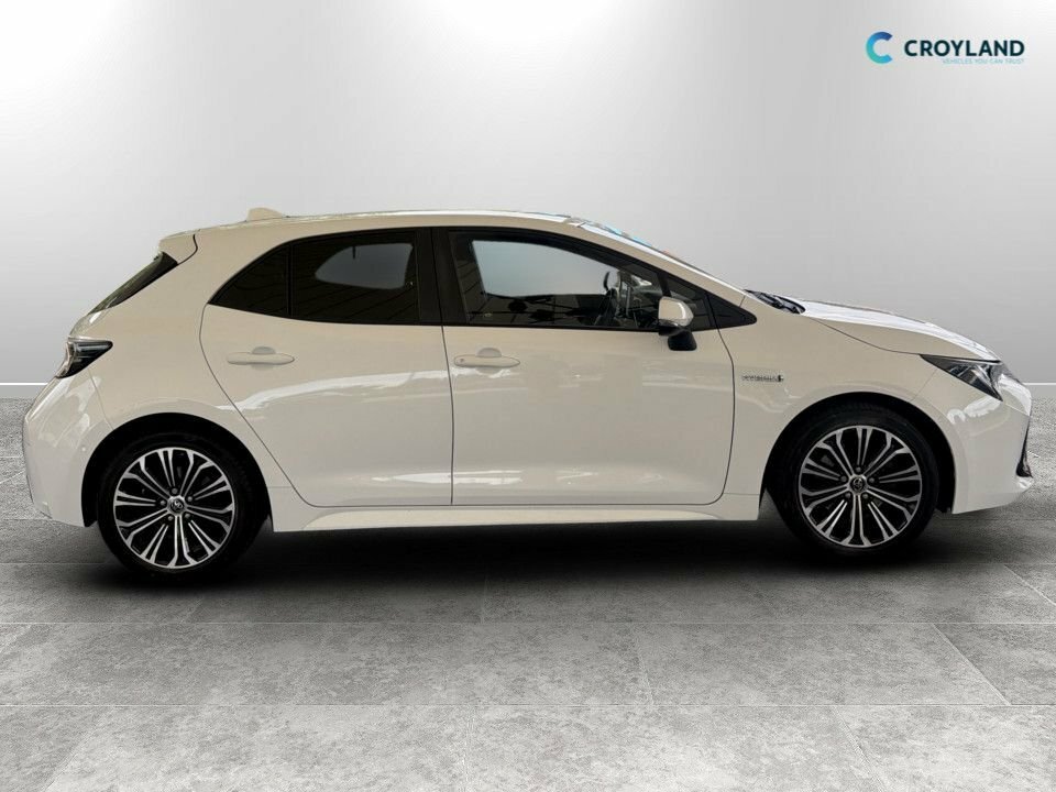Toyota Corolla 2L Design FD69VBN White #2